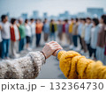 手をつなぐ、温かい繋がり、人々の輪、協調性。絆と未来を表現 132364730