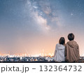 二人で見上げる夜空と街並み、星空、カップル、ロマンチック 132364732