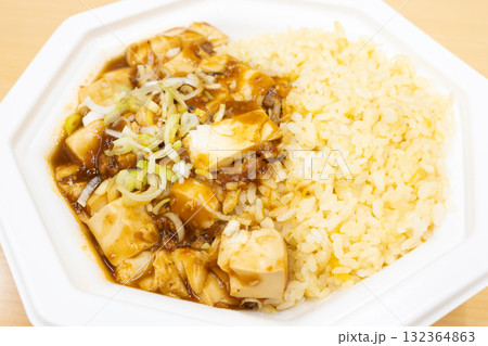 おいしい麻婆炒飯弁当 132364863