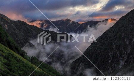 北アルプス 秋の涸沢カールから 夜明け前の横尾谷を望む 北アルプス 秋の涸沢カールから 夜明け前の横尾谷を望む 132365112