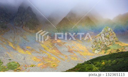 北アルプス　秋の涸沢カールの風景　虹 132365113