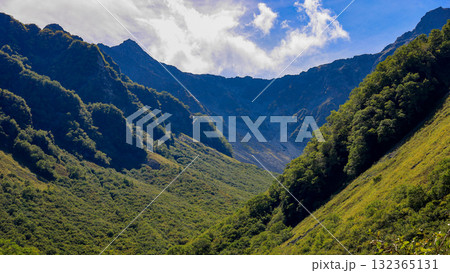 北アルプス　秋の涸沢カールへの道　穂高連峰の絶景　前穂高岳と北尾根 132365131