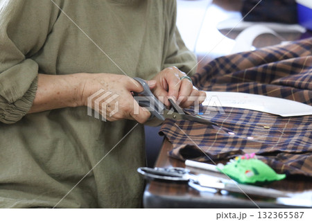 帽子を手作りする女性 132365587