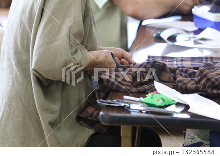 帽子を手作りする女性 帽子を手作りする女性 132365588