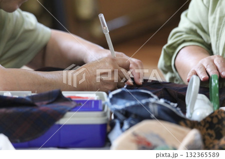 帽子を手作りする女性 132365589