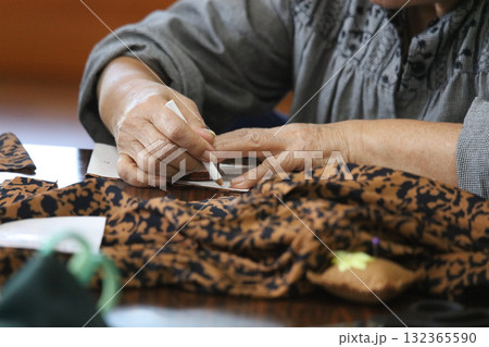 帽子を手作りする女性 帽子を手作りする女性 132365590