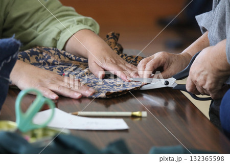 帽子を手作りする女性 132365598