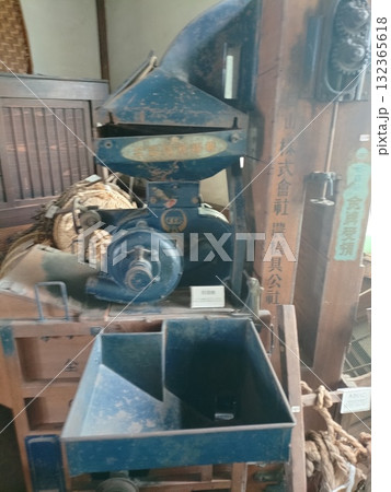 高梁市郷土資料館、 旧高梁小学校の本館で明治三十七年に建てられた洋風木造建築、籾摺機、昔の農機 132365618