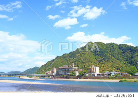 岐阜県岐阜市、長良川温泉と金華山の風景 132365651