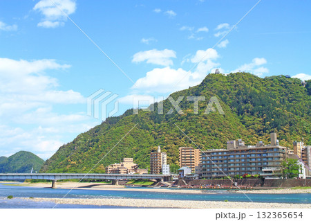 岐阜県岐阜市、長良川温泉と金華山の風景 岐阜県岐阜市、長良川温泉と金華山の風景 132365654