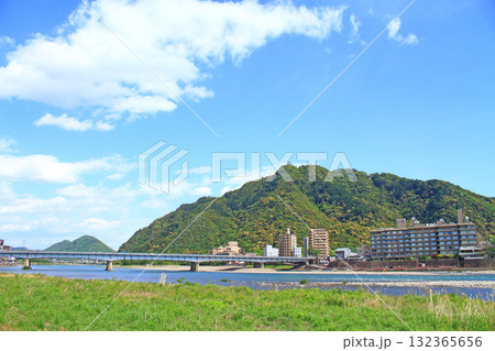 岐阜県岐阜市、長良川温泉と金華山の風景 岐阜県岐阜市、長良川温泉と金華山の風景 132365656