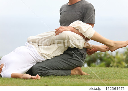 ボディワークをする女性 ボディワークをする女性 132365673