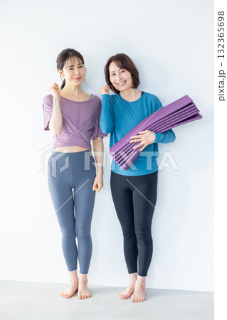 ヨガウェアを着ている若い女性とシニア女性 132365698