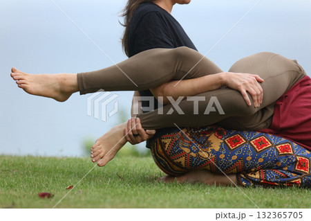 ボディワークをする女性 ボディワークをする女性 132365705