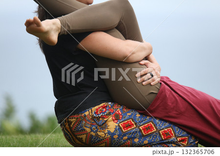 ボディワークをする女性 132365706