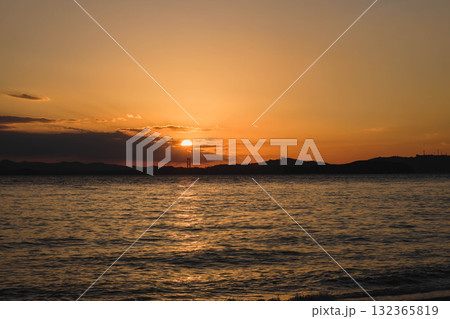 [渋川海岸]美しい夕日が印象的な海岸の風景 132365819