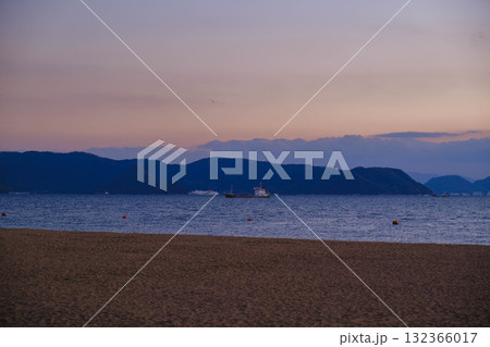 [渋川海岸]美しい夕日が印象的な海岸の風景 132366017