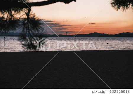 [渋川海岸]美しい夕日が印象的な海岸の風景 132366018