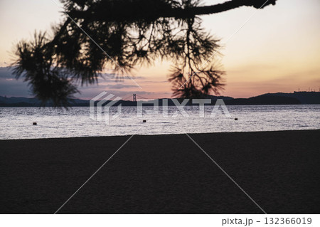 [渋川海岸]美しい夕日が印象的な海岸の風景 132366019