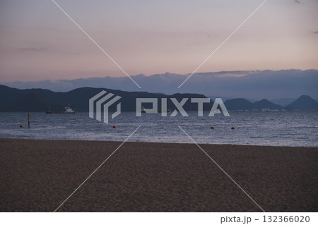 [渋川海岸]美しい夕日が印象的な海岸の風景 132366020