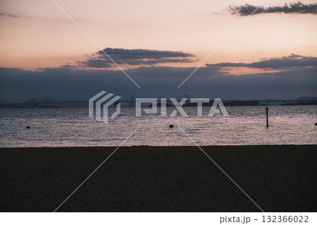 [渋川海岸]美しい夕日が印象的な海岸の風景 132366022
