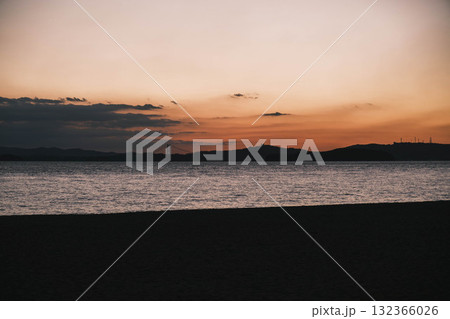 [渋川海岸]美しい夕日が印象的な海岸の風景 132366026