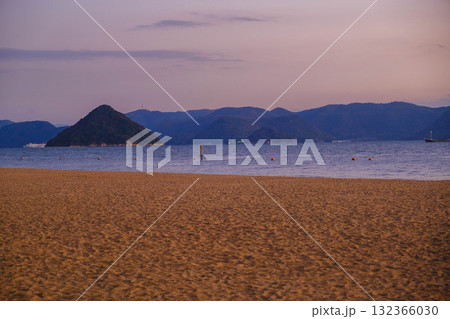 [渋川海岸]美しい夕日が印象的な海岸の風景 132366030