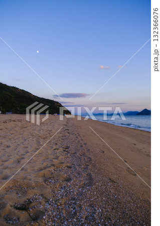 [渋川海岸]美しい夕日が印象的な海岸の風景 132366076