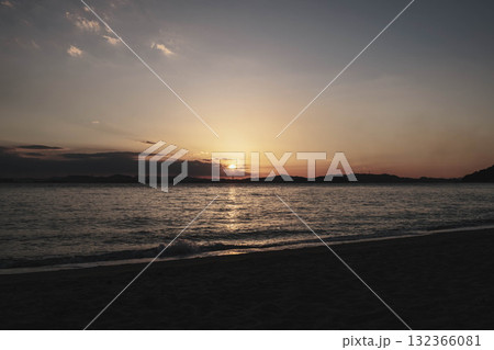 [渋川海岸]美しい夕日が印象的な海岸の風景 132366081