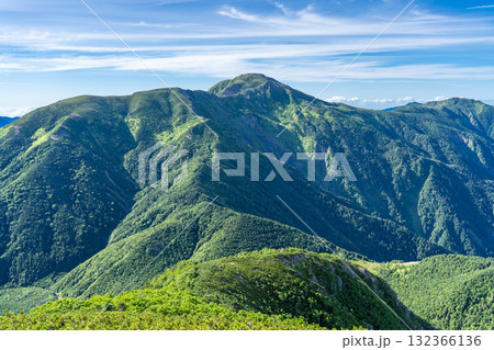 小聖岳山頂から見る上河内岳と南岳　南アルプス聖岳と兎岳登山 132366136