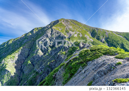 小聖岳山頂から見る前聖岳と聖岳大崩落　南アルプス聖岳と兎岳登山 132366145