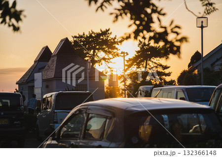 [渋川海岸]夕日の光に包まれた風景 132366148