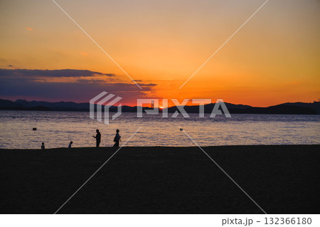 [渋川海岸]夕日が美しい海岸を散歩する人たち 132366180