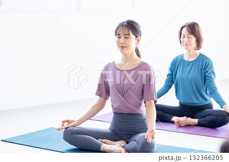 ヨガをする若い女性とシニア女性 132366205