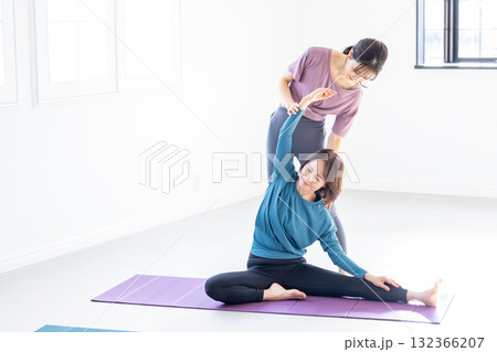 ヨガをする若い女性とシニア女性 132366207