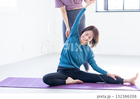 ヨガをする若い女性とシニア女性 132366208