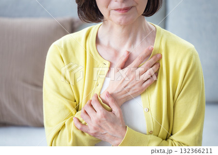 胸元をおさえるシニア女性 132366211