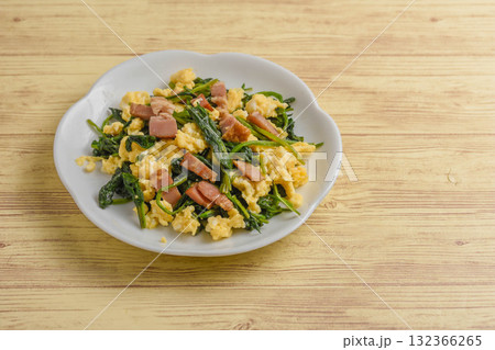 ホウレン草とベーコンと玉子の炒め物 132366265