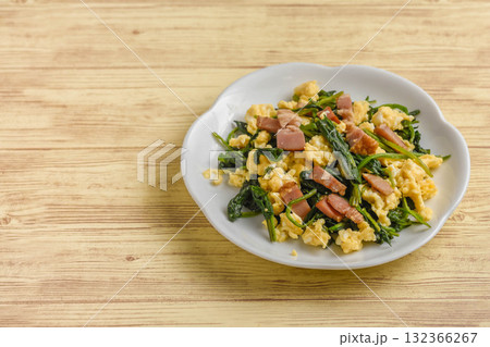 ホウレン草とベーコンと玉子の炒め物 ホウレン草とベーコンと玉子の炒め物 132366267
