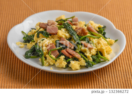 ホウレン草とベーコンと玉子の炒め物 ホウレン草とベーコンと玉子の炒め物 132366272