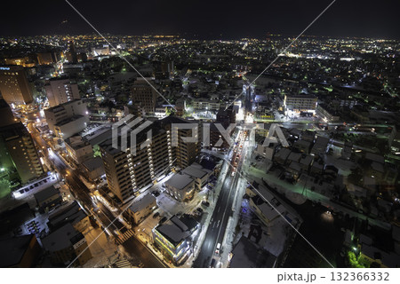 雪に包まれた函館の夜景と街灯の光 雪に包まれた函館の夜景と街灯の光 132366332