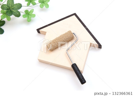 住宅と塗装ローラー 132366361