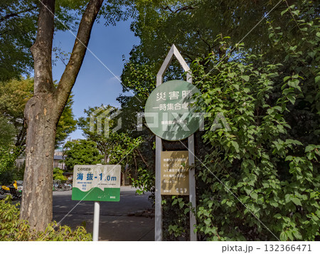 災害時一時集合場所を示す看板・現在地の海抜を示す看板(東京都墨田区) 災害時一時集合場所を示す看板・現在地の海抜を示す看板(東京都墨田区) 132366471