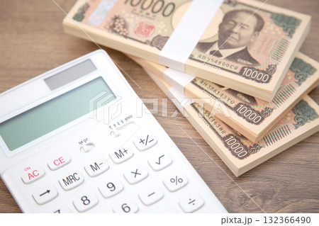 札束と電卓 132366490