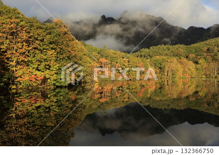 晩秋、戸隠高原の鏡池、湖面に映った戸隠連峰と紅葉 晩秋、戸隠高原の鏡池、湖面に映った戸隠連峰と紅葉 132366750