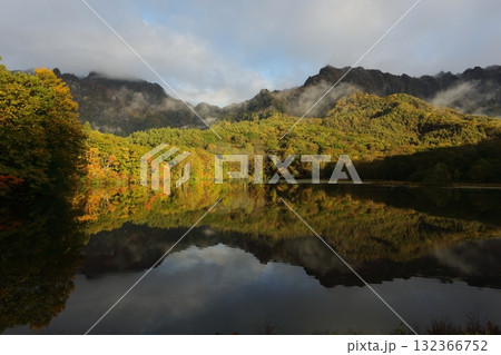 晩秋、戸隠高原の鏡池、湖面に映った戸隠連峰と紅葉 晩秋、戸隠高原の鏡池、湖面に映った戸隠連峰と紅葉 132366752