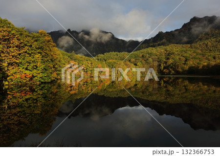 晩秋、戸隠高原の鏡池、湖面に映った戸隠連峰と紅葉 晩秋、戸隠高原の鏡池、湖面に映った戸隠連峰と紅葉 132366753