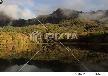晩秋、戸隠高原の鏡池、湖面に映った戸隠連峰と紅葉 晩秋、戸隠高原の鏡池、湖面に映った戸隠連峰と紅葉 132366757