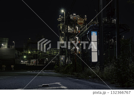 工場夜景の見える工場地帯 工場夜景の見える工場地帯 132366767