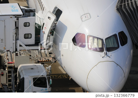 出発を待つ航空機のコクピット～中部国際空港 132366779